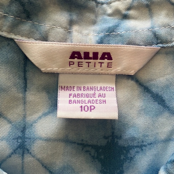 Blue and white shibori button up blouse with shirt sleeves. - Picture 5 of 8